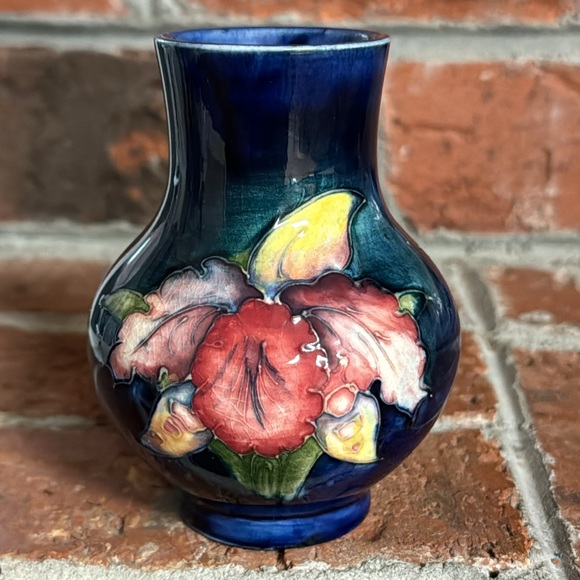 Moorcroft Pottery Small Blue Vase Iris/ Orchid Flower w/Label 4” tall - Picture 3 of 6